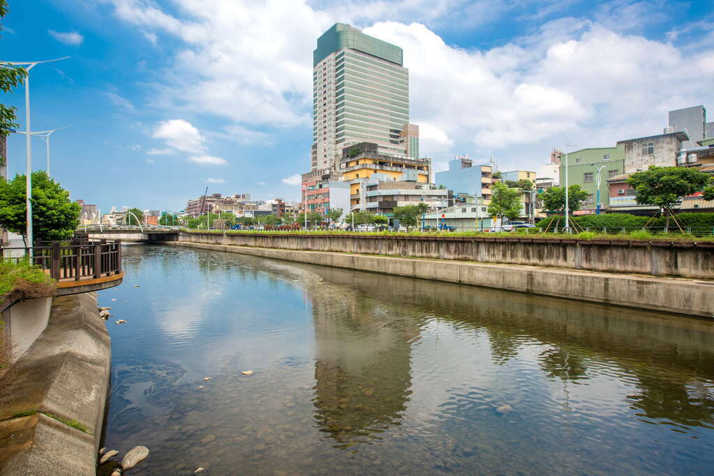 13. 老街溪水岸自行車道