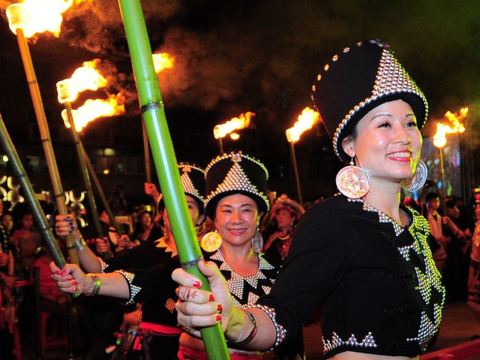 Ambassador’s Banquet and Fire Dances for Longgang Rice Noodle Festival