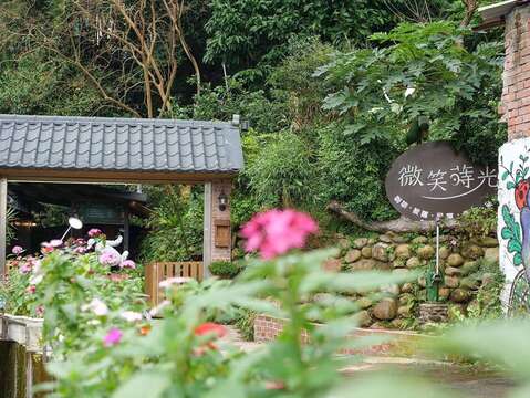 「微笑蒔光民宿」由百年老宅所改造日式庭院，一間宛如世外桃源隱身喧囂的古宅