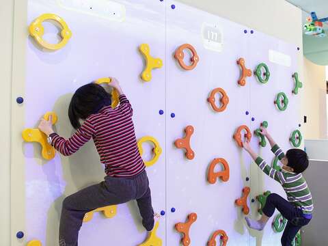 【桃樂比互動遊戲區】有攀岩、畫布積木、趣味桌遊，讓孩子發揮組合與創造的能力。（圖／巧虎夢想樂園提供）