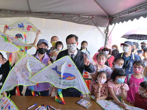 市长与孩童体验风筝彩绘