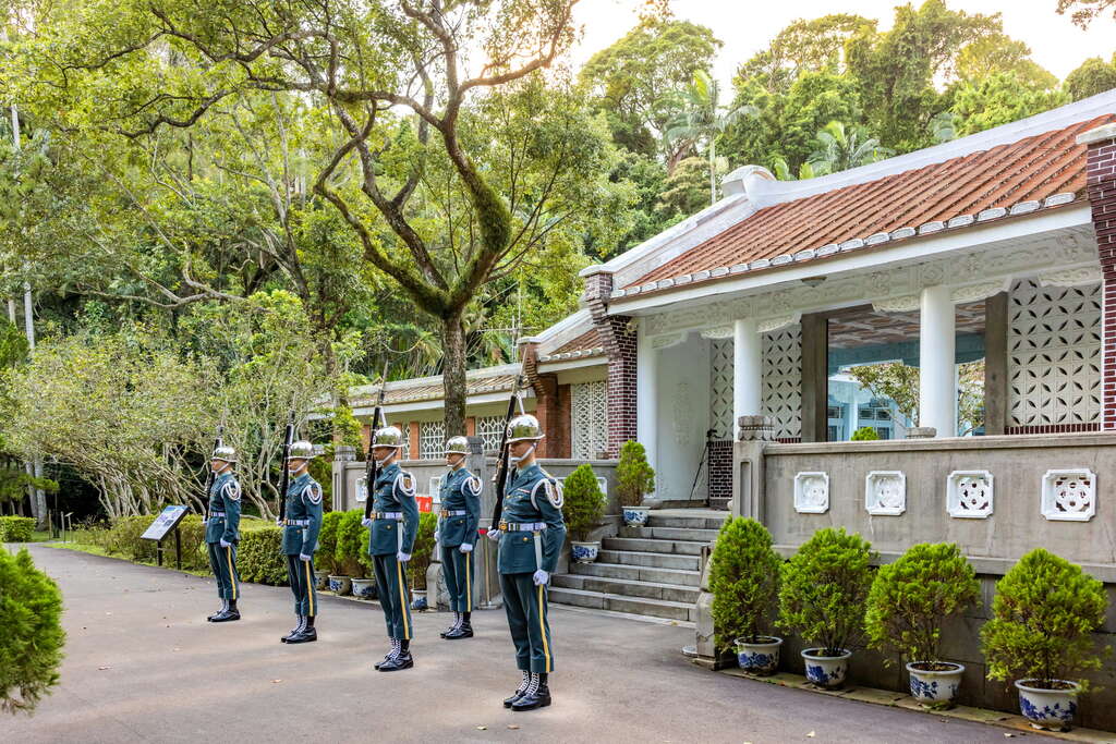Cihu Mausoleum (慈湖陵寢(前慈湖)) | Taoyuan Tourism