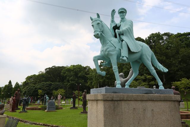 蒋公骑马塑像