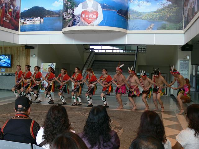 館內每周演出5天的駐館原住民歌舞表演團隊