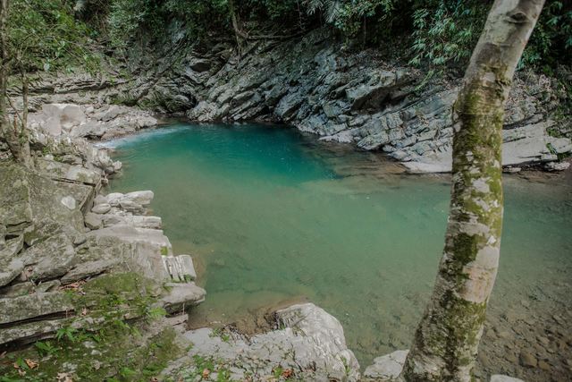 台湾の九寨溝！神秘的な青い湖水