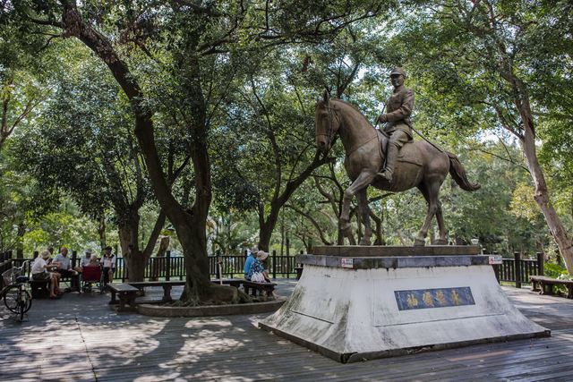 銅像廣場以蔣介石騎馬英姿為主景