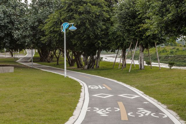 南崁溪水岸公園蜿蜒自行車道