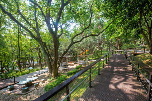 虎頭山全齢友善遊歩道は高架式木製遊歩道工法を採用し