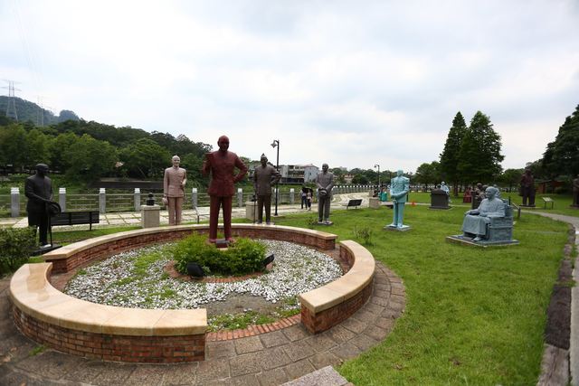 園區擺放由全國各地捐贈而來的蔣公銅像