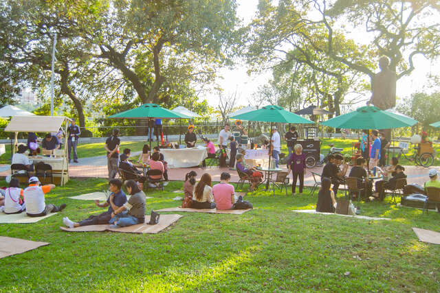 木生活市集-木市集提供晴天草地的野餐，搭上現場音樂演出的悠閒氛圍