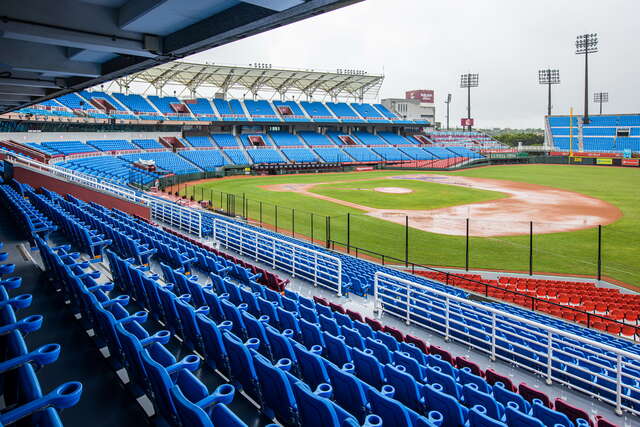 园国际棒球场与高雄澄清湖棒球场并列为全台观众席座位数最多的球场