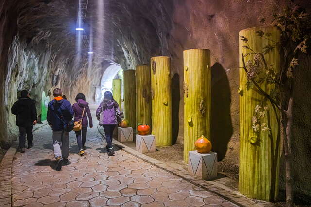 隧道內展示部落農特產品