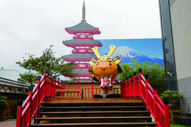 卡哇伊的武士站在富士山下、五重塔前，是遊客必拍