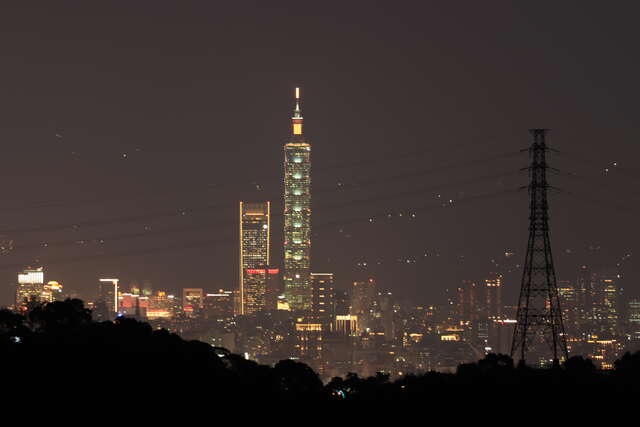 夜間可眺望台北盆地及101大樓