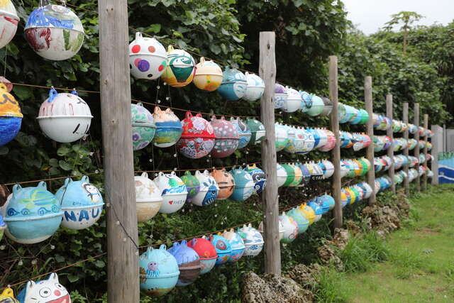 牵罟文化馆外展示民众彩绘海废浮球作品，深具环境教育意义