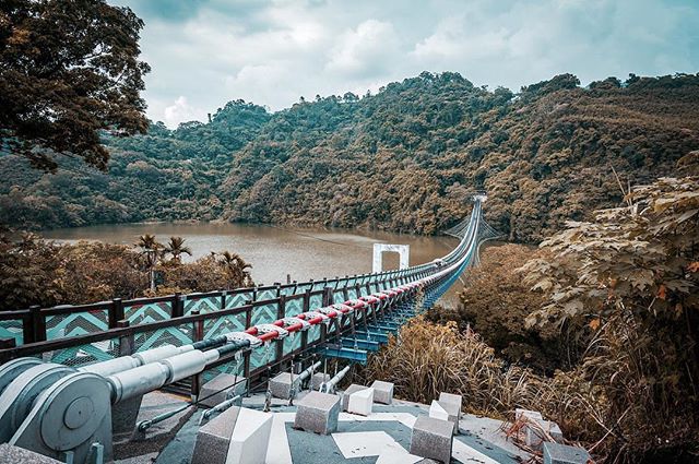 來自大漢溪上的大大微笑它是全台灣最長的吊床式吊橋，你有勇氣來挑戰嗎？A smile from Dahan River.Do you...