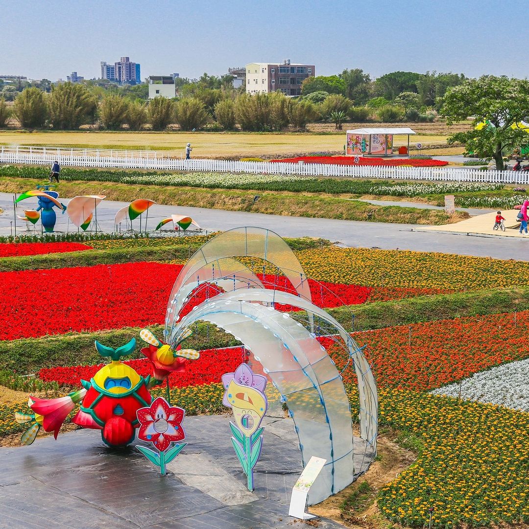 【 #週末桃去哪 溪海農遊花間遊記】把握假期～出門走走這幾天的花開得更美了✔️浪漫花海✔巨型裝置✔異國氛圍✔夢幻妝點✔街頭藝人精彩...