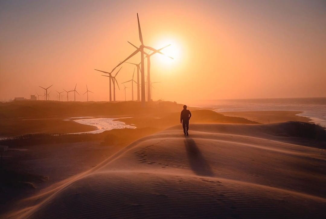 想拍出電影《#沙丘》般的荒漠大景嗎？#台版撒哈拉 綿延8公里的海岸沙漠是許多水水們的私房攝影景點！朝著巨大風車的方向前進，廣闊的沙...