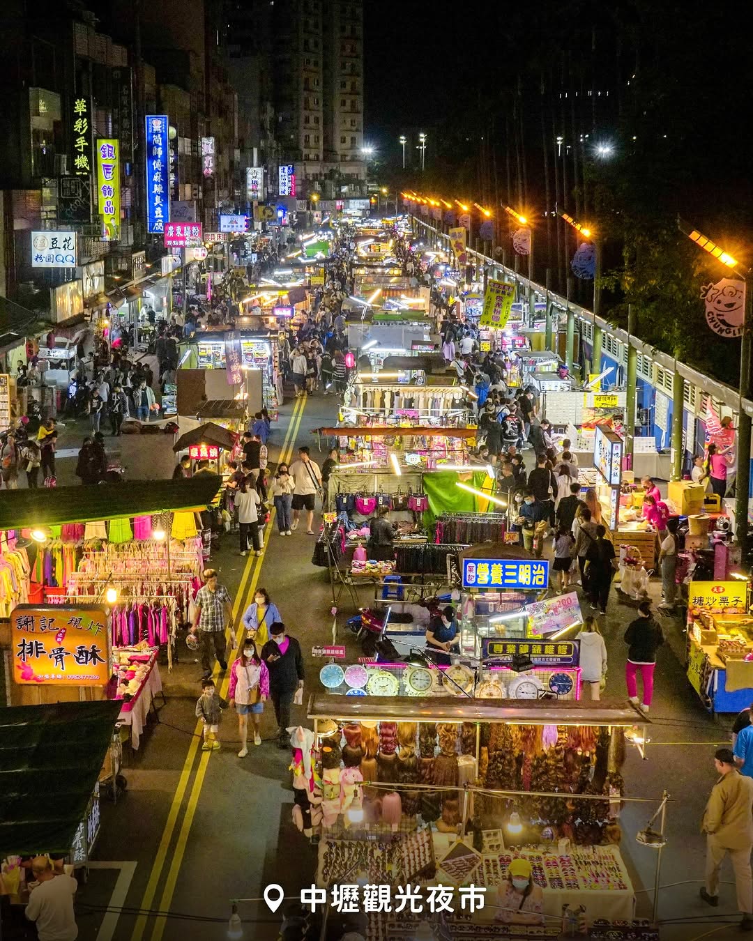 【 #週末桃去哪 中壢微醺浪漫河岸風☺️】夜晚不想窩在家？那就跟小桃子一起出門，來場舒服又愜意的 #夜遊中壢 吧！☑️ #中壢觀光...