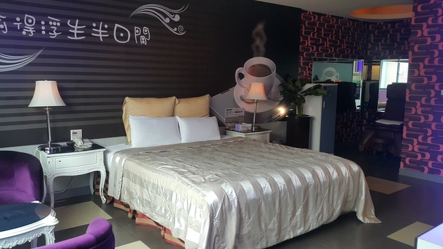 浪漫星空房配有6尺加大蓆梦丝名床