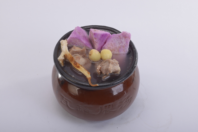 紫山药排骨煨汤