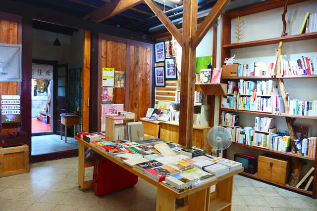 旅客除了來住宿還能來逛逛獨立書店