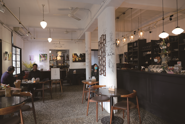 结合艺文展览与咖啡美食的空间，有着老派咖啡馆的优雅