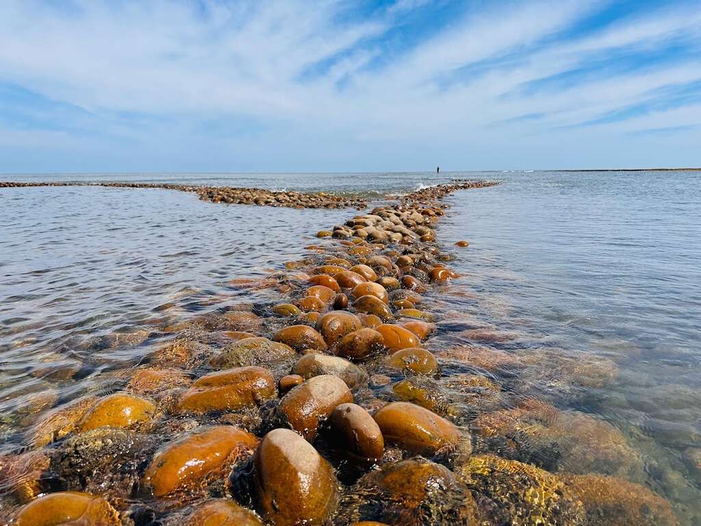 新屋百年石滬群-海岸巨石延伸入海 映照湛藍天際