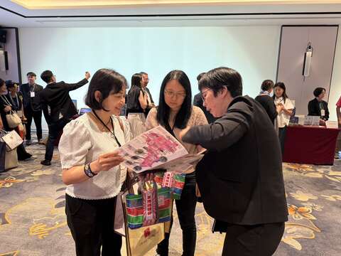 推介會現場台新⾺業者互動熱絡