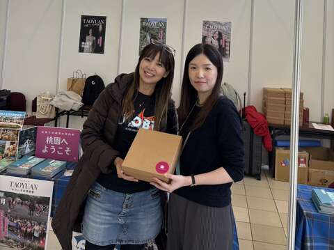 桃園跑者領取「桃園×神戶雙城專屬紀念品」