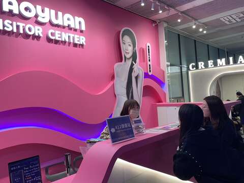 A12遊客中心服務人員提供遊客諮詢服務。