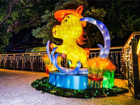 以Q版花燈小馬在稻田水波間嬉戲，象徵蘆竹田園精神中不懈向前的力量。圖/蘆竹區公所提供