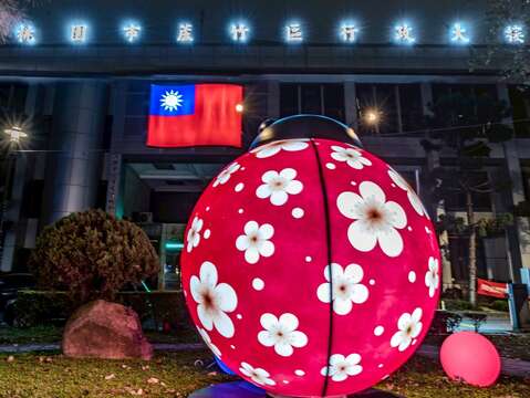 位於蘆竹區公所前的迎賓裝置「幸福瓢蟲」，以國花梅花與吉祥瓢蟲象徵幸福降臨，展現地方文化與國家精神的並存。圖/蘆竹區公所提供