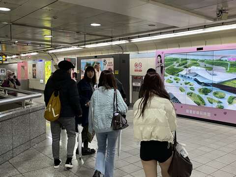 台北西門町廣告前粉絲駐足觀看