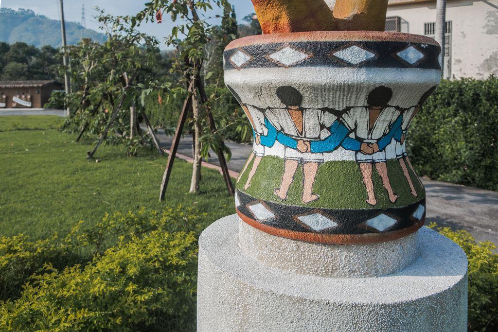 臼上鮮豔亮眼的彩繪