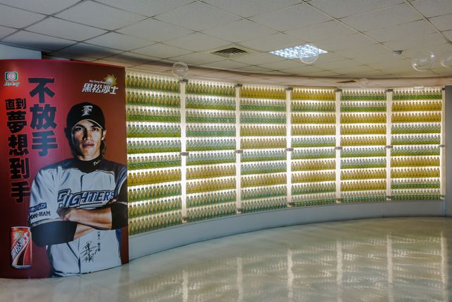 2004年彰化花博限定纪念版沙士、汽水瓶灯箱墙