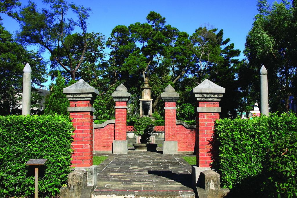 雲牆八字門所構成的中門