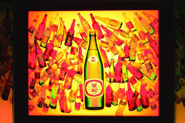 灯箱广告展示各种饮料瓶装类型