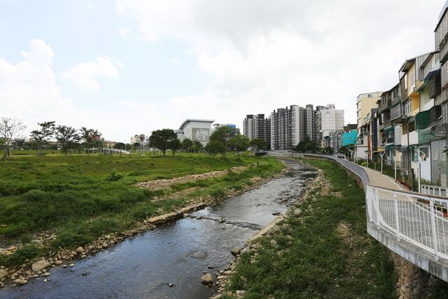 老街溪水岸自行車道
