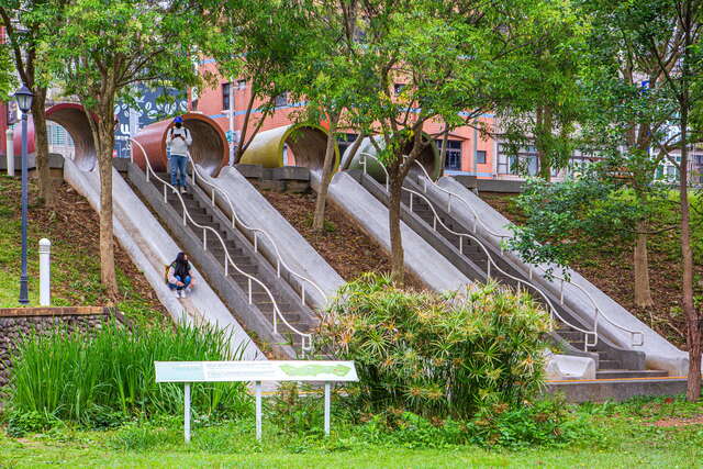 園區設有6公尺長磨石子溜滑梯