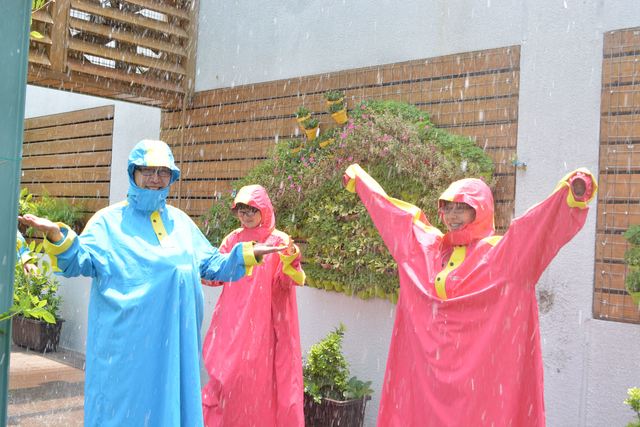 參觀者體驗防水透濕雨衣