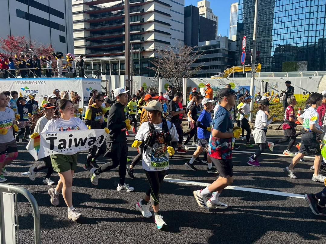 【 #跟著小桃跑  2025 再次跑向神戶！】一講到神戶大家會想到什麼呢？是入口即化的神戶牛、三大夜景、還是象徵港都的神戶港塔呢？...