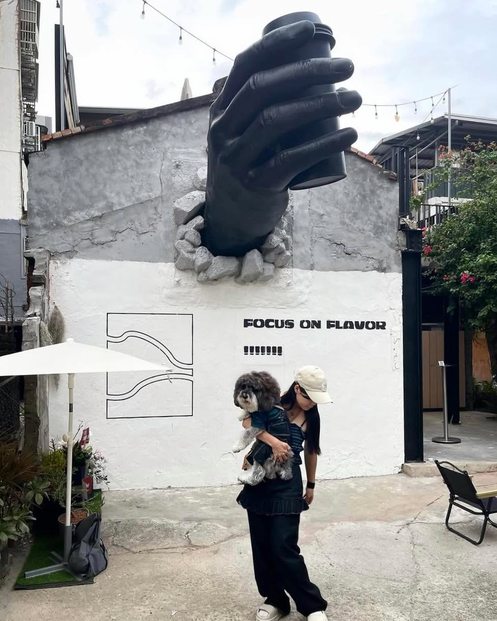 【 #小桃子美食家 巨人之手現身中壢‼️】什麼！從牆裡伸出巨大黑手的咖啡廳近期新開幕的咖啡廳就隱身在中原大學附近一過轉角，就被巨手...