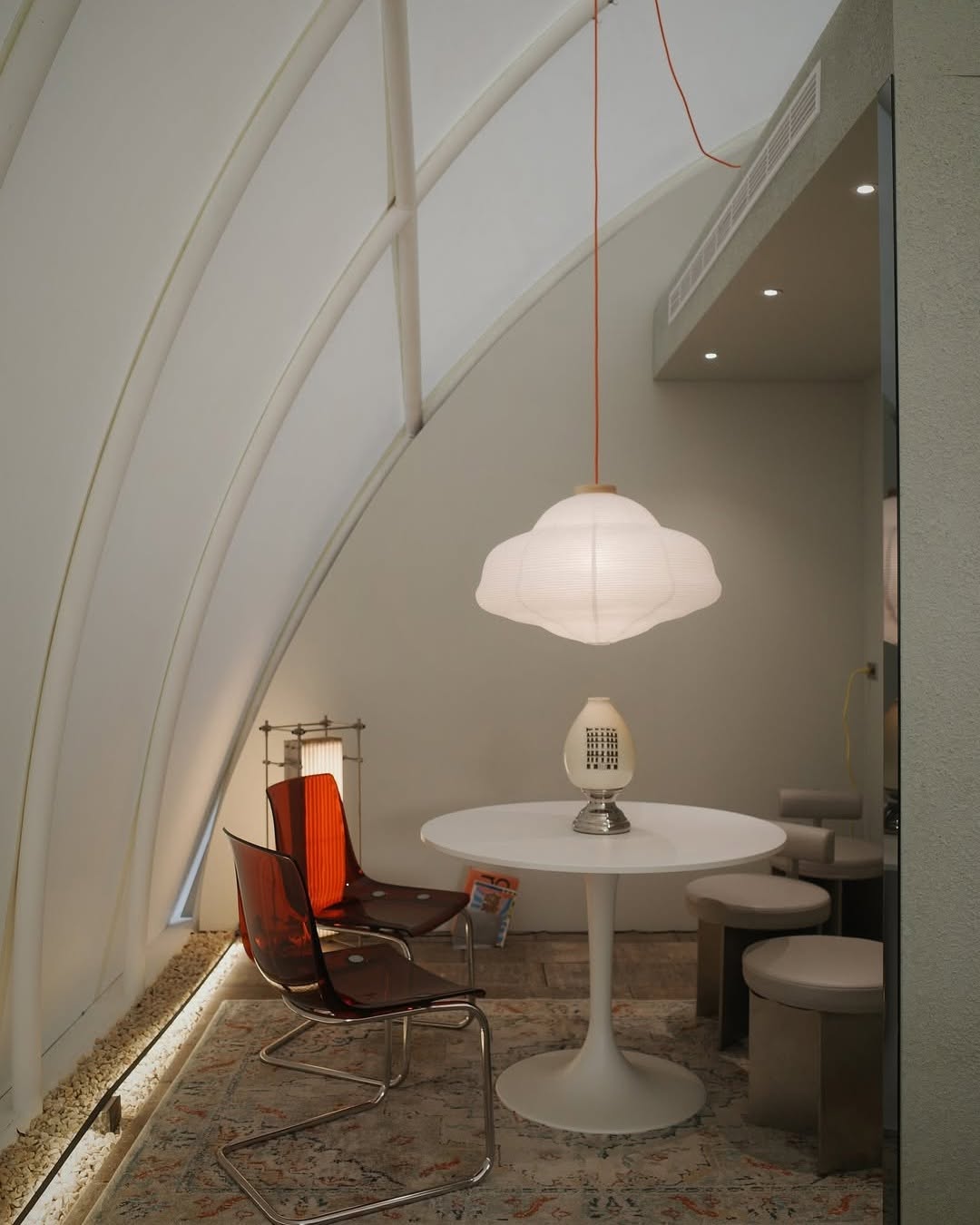 【 #小桃子美食家 城市裡的咖啡綠洲☕️ 】什麼！青埔竟然降落了一艘太空艙半弧形、灰白色的簡約外觀，路過真會忍不住多看兩眼它就是近...