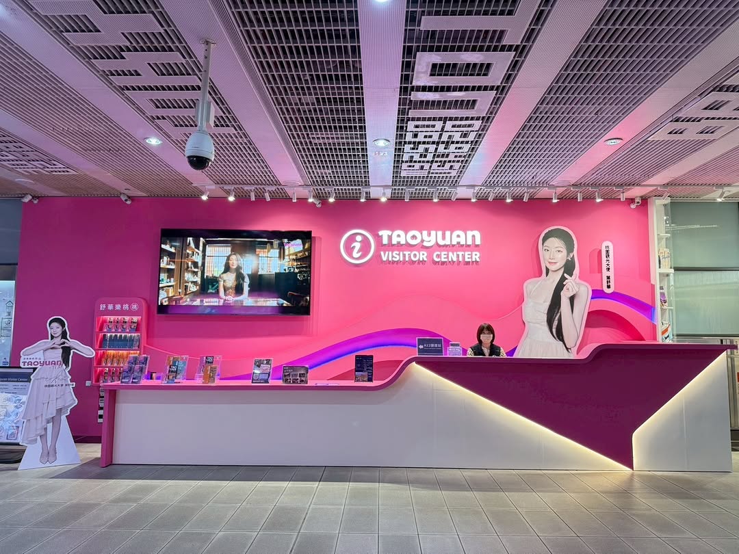  舒華降臨機捷 A12 桃園遊客中心 限量小卡等你拿！ 桃園觀光大使 #葉舒華 閃耀登場✈️國門第一站，正式被女神接管！機捷 A1...