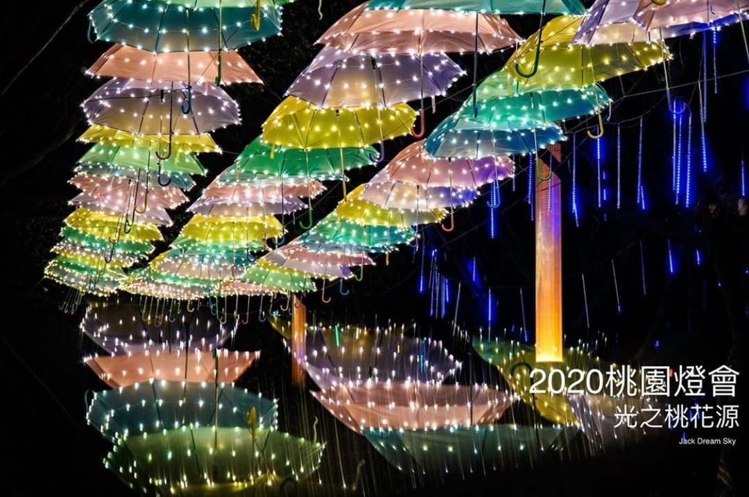 到 #新勢公園 的飛天鼠光燈區抬頭看看粉嫩的傘閃動人順道到 #老街溪 欣賞水漾桃源的水母燈吧！﻿#桃園景點 #2020燈會 #鼠年...