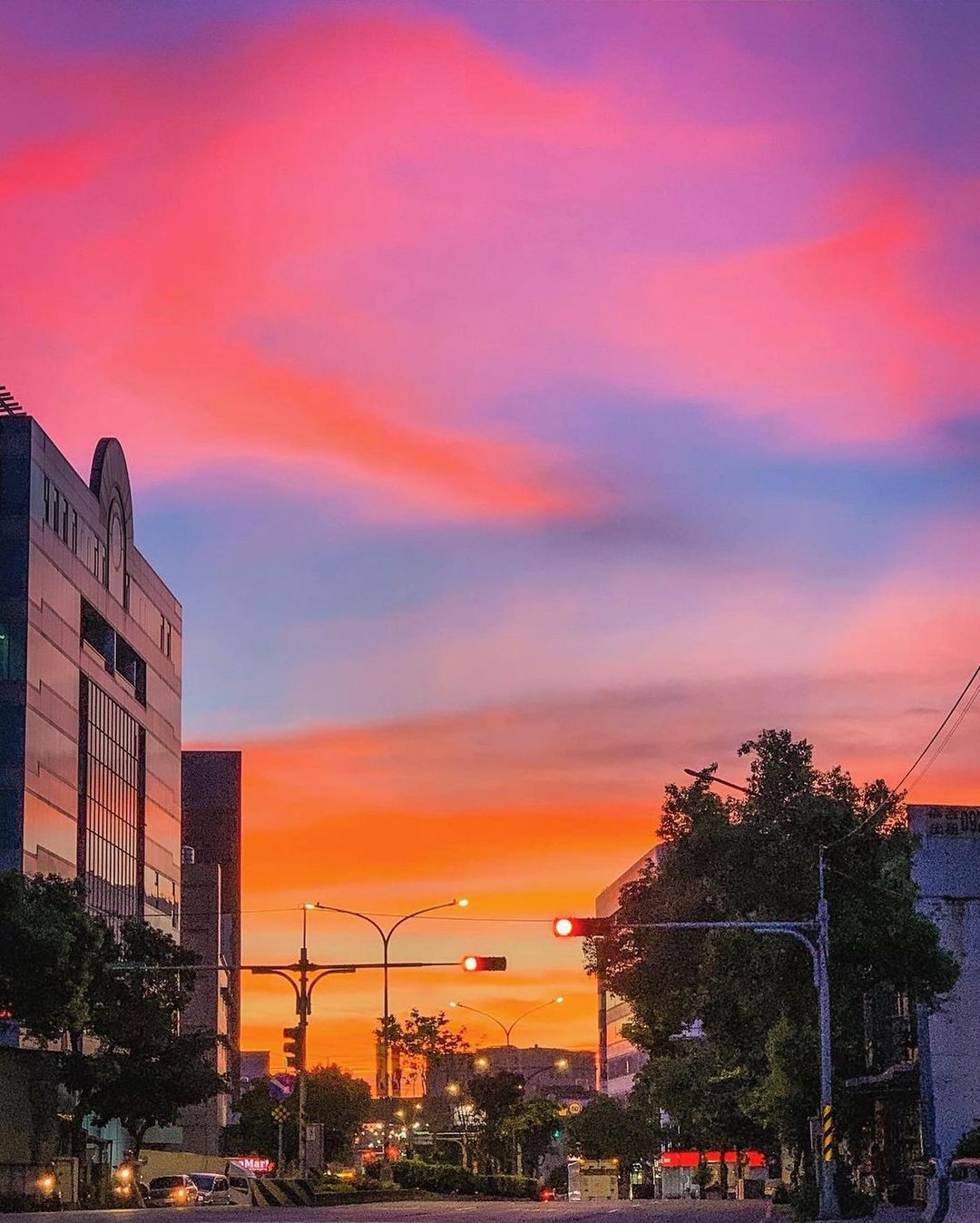 天空像塊大畫布一樣，好美的火燒雲，好浪漫☁️☁️ 你們有看到嗎？#防疫期間 待在家一起欣賞桃園美景也很美好照片拍攝地點為：南崁河濱...